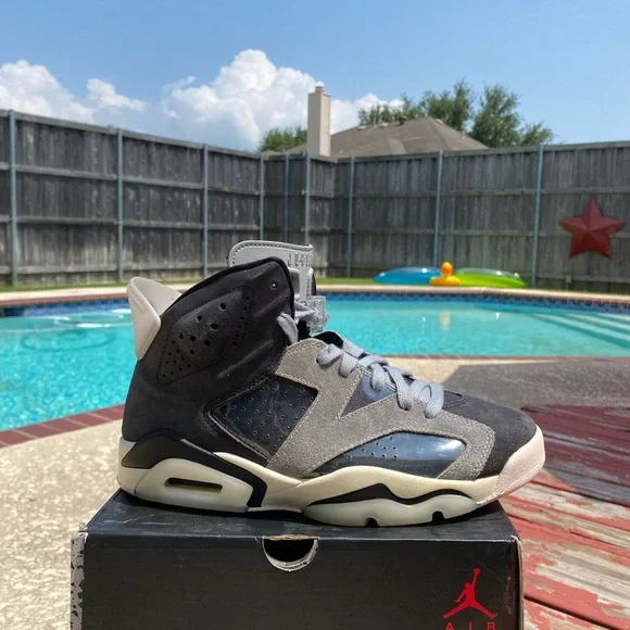 Wmns Air Jordan Retro Tech Chrome